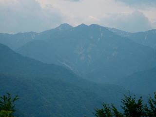 １２．吉次山山頂南手前の展望地から見た高三郎山（中央の一番右）。奥は見越山？