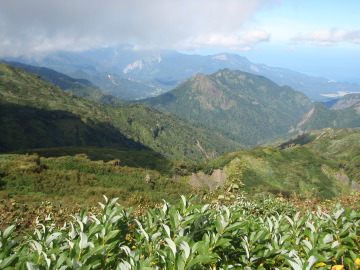 森林限界を超えての登りから、中央、高松山か、と右、日本海。