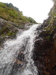２段目の近景、右側（左岸）の支流の滝（見切れて写っていない）を登り、巻きに入る 