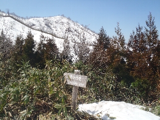 「毘沙門岳山頂まで３０分」の標識