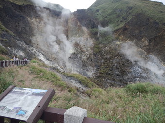 2016年10月撮影<br>
小油坑の火山性崩壊地