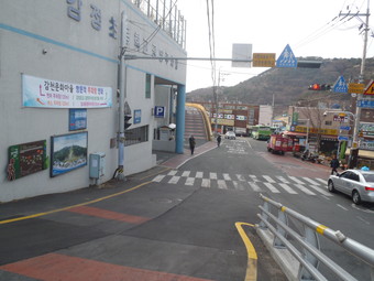 甘川小学校（Gamcheon Elementary School）。<br>
ここから、130番小路(Okcheon-ro 130beon-gil)へ