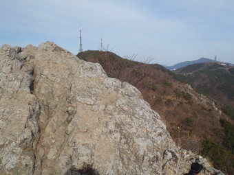 荒嶺山（ファンリョンサン）（Hwangnyeongsan）（427m）、金蓮山（クムニョンサン）（415m）が見える