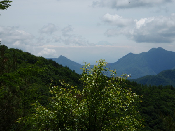 清里コース。右の茅ヶ岳と思うが、中央、富士山。