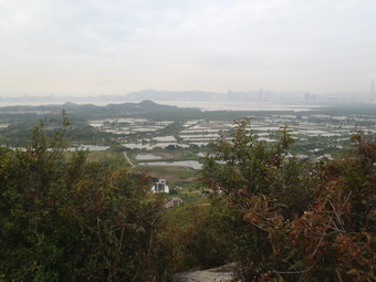 髻山（Kai Shan）（121m）山頂。<br>
香港湿地公園（Hong Kong WETLAND PARK・ホンコン・ウエットランドパーク）方面の景色。深セン市方面。<br>

