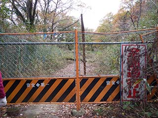 老洞峠には通行止めの柵が。開閉式になっている。