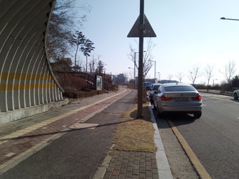 仁川ハヌル高等学校（Incheon Haneul High School・인천 하늘고등학교）西側、トンネル東側の登山口