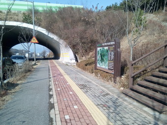 仁川ハヌル高等学校（Incheon Haneul High School）（인천 하늘고등학교）西側、トンネル東側の登山口