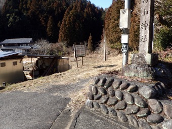 村社白山神社横の林道入口