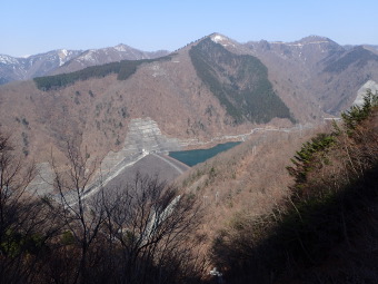 2018年3月25日川浦ダム中電管理道から左、山抜けのある山が一ノ掛、その右、９６０P、中土倉は右端の山の奥と思われる。
