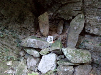 大岩の下部は祠になってました