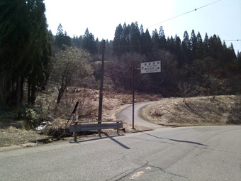 東山いこいの森への入口<br>
国道153号線から