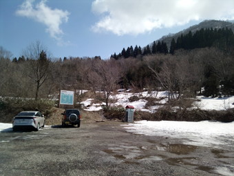 取立山（とりたてやま）登山口（夏期駐車場）<br>
残雪が残っていました