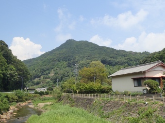 愛須の館、城山橋(じょやまばし)から五ヶ所富士