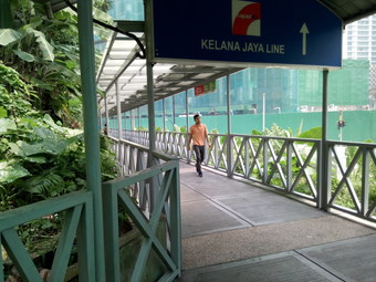 LRTのダンワンジ（Dang Wngi）駅への連絡通路