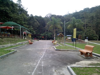 パリットフォールズワイルドライフ公園（Taman Eko Rimba Parit Falls）
