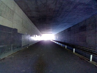 ＃５．東海北陸自動車道をくぐるトンネル